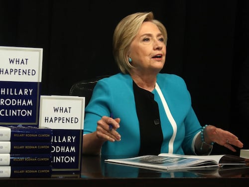 Hillary Clinton cade ancora: distrazioni o problemi di salute?
