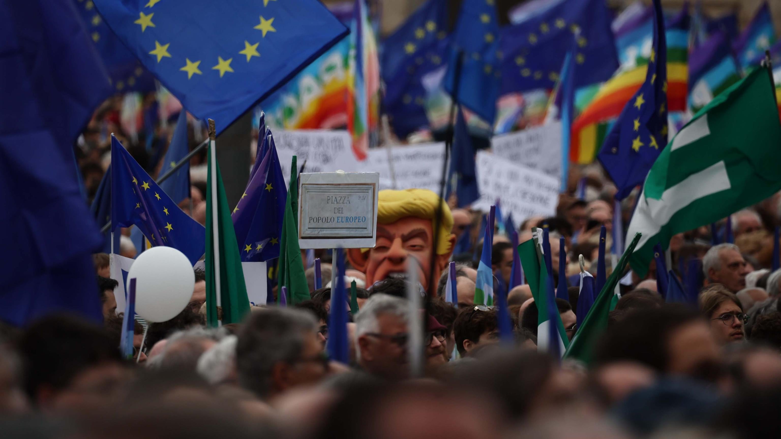 Cartelli contro Trump e bandiere dell'Europa: in piazza la sinistra contro il riarmo