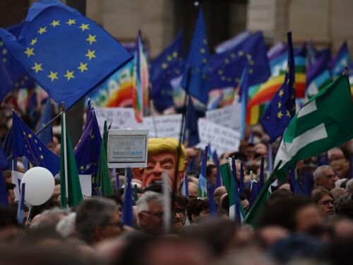 Cartelli contro Trump e bandiere dell'Europa: in piazza la sinistra contro il riarmo