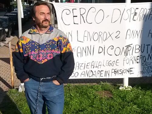 Si incatena davanti all'Inps: "Senza un soldo per colpa della Fornero"