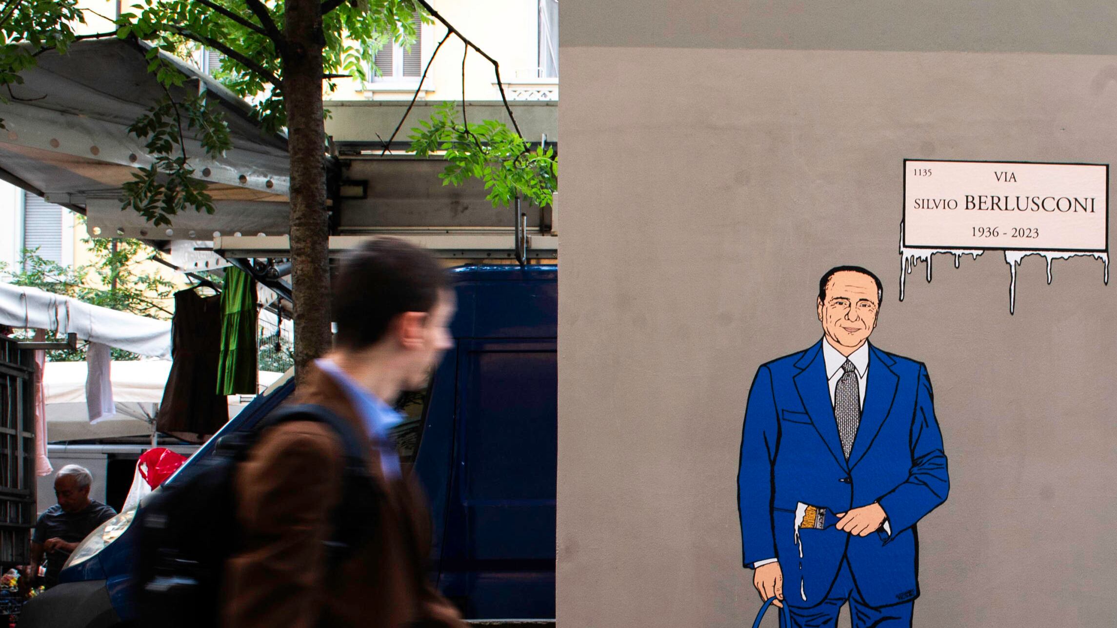 Sgarbi fuori dal coro sul graffito di Berlusconi. "Macché scandalo cancellarlo, ne avrebbe riso"