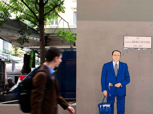 Un murale "intitola" a Berlusconi la strada in cui è nato