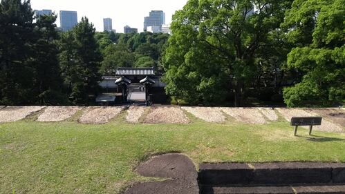 Torri, fossati e giardini eccezionali: nel Palazzo Imperiale a Tokyo 2