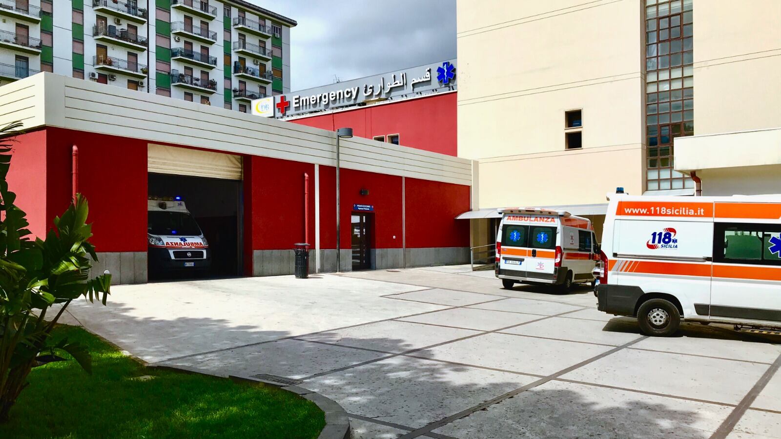 Caos al pronto soccorso: distrugge la porta e aggredisce guardie