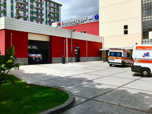 Trova l'auto scassinata e si sente male: ricoverato in condizioni disperate