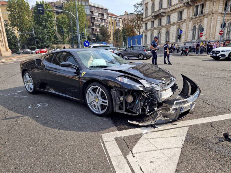 Violento scontro tra una Ferrari e un'auto della polizia locale in Porta Venezia a Milano 6