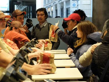 Coda a Milano davanti al nuovo McDonald's 18