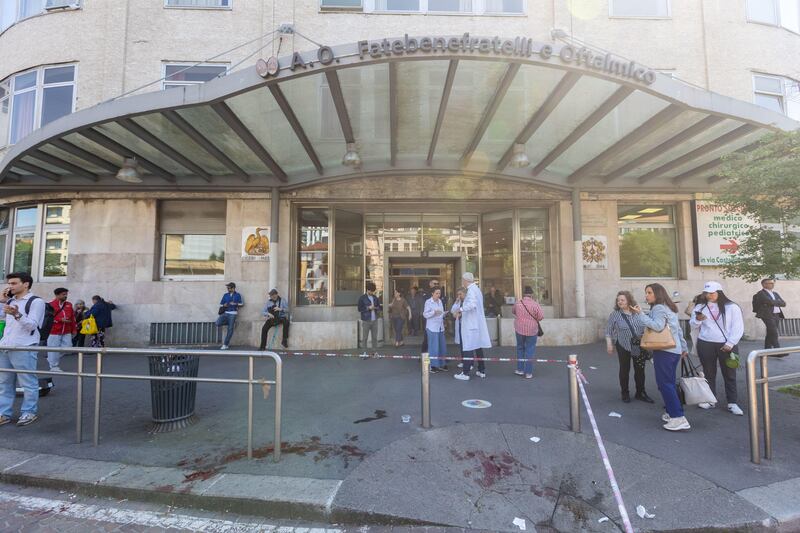ragazzo accoltellato con il cane e soccorso da un passante. Gravissimo 11