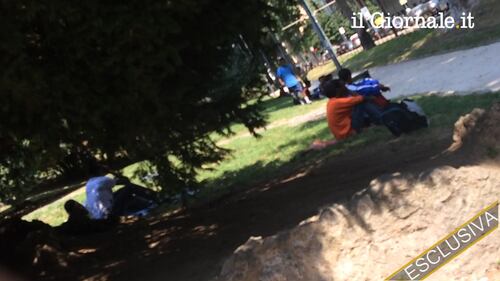  Toni Iwobi incontra gli immigrati che vivono nei giardini di Porta Venezia 4