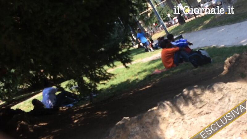  Toni Iwobi incontra gli immigrati che vivono nei giardini di Porta Venezia 4