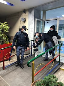 Sconfigge il cancro a 3 anni e lascia l’ospedale da eroe: vestito da poliziotto 4