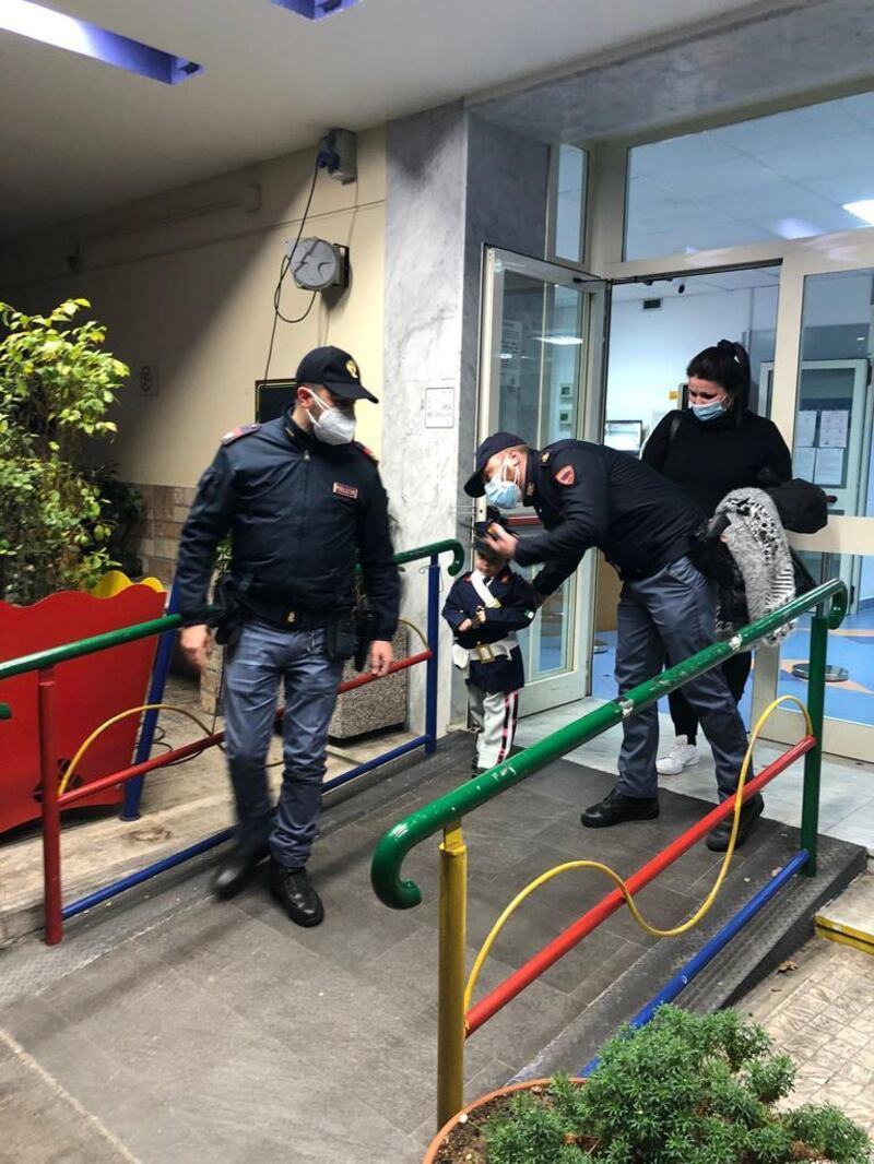 Sconfigge il cancro a 3 anni e lascia l’ospedale da eroe: vestito da poliziotto 4