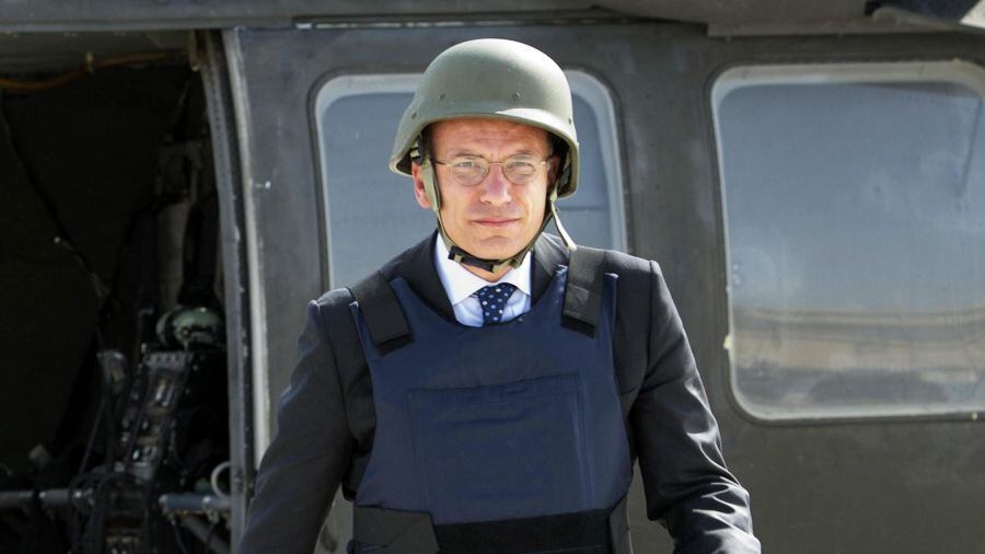 Enrico Letta indossa l'elmetto e la Dadone i tacchi a spillo