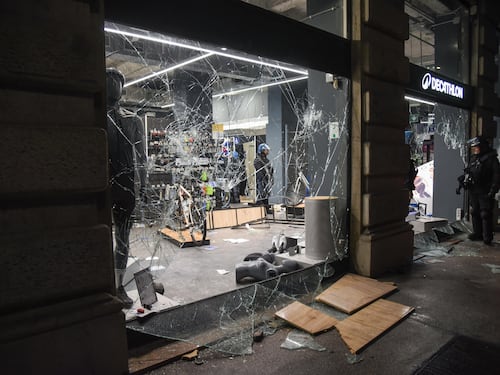 Chi devasta paga, carcere e multe per i violenti: tutte le nuove regole del decreto sicurezza