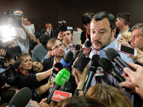Salvini tira dritto: "Sì alla Flat tax, no uteri in affitto"