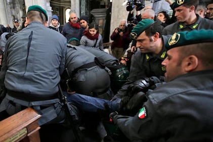 Occupano la basilica di piazza del Popolo: "Mai con Salvini" 18