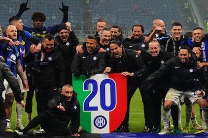 Esplode la gioia dei giocatori dell'Inter dopo la vittoria nel derby 16