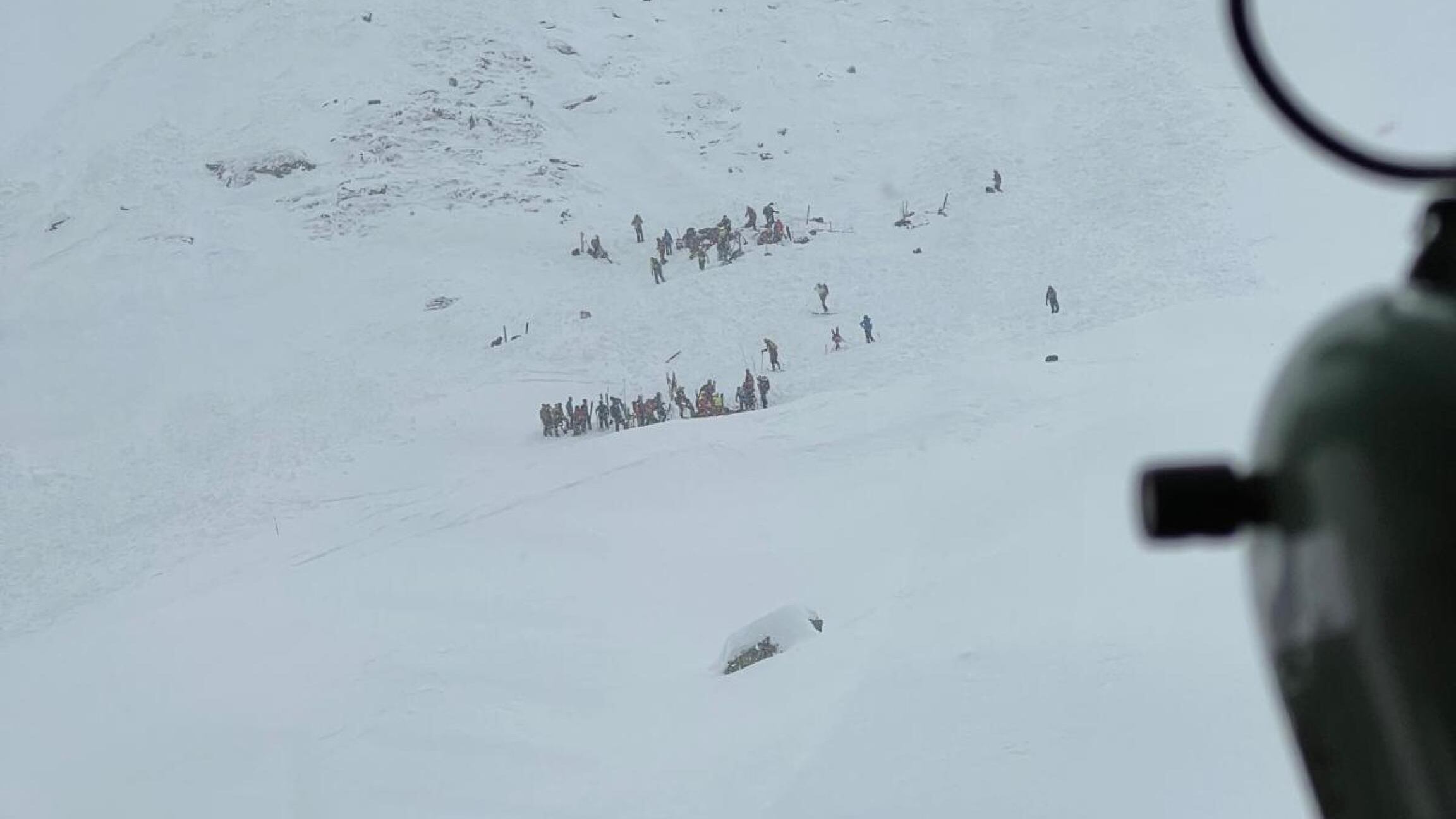 Valanga in Alto Adige, coinvolti 25 scialpinisti: due morti e cinque feriti, tre sono gravi
