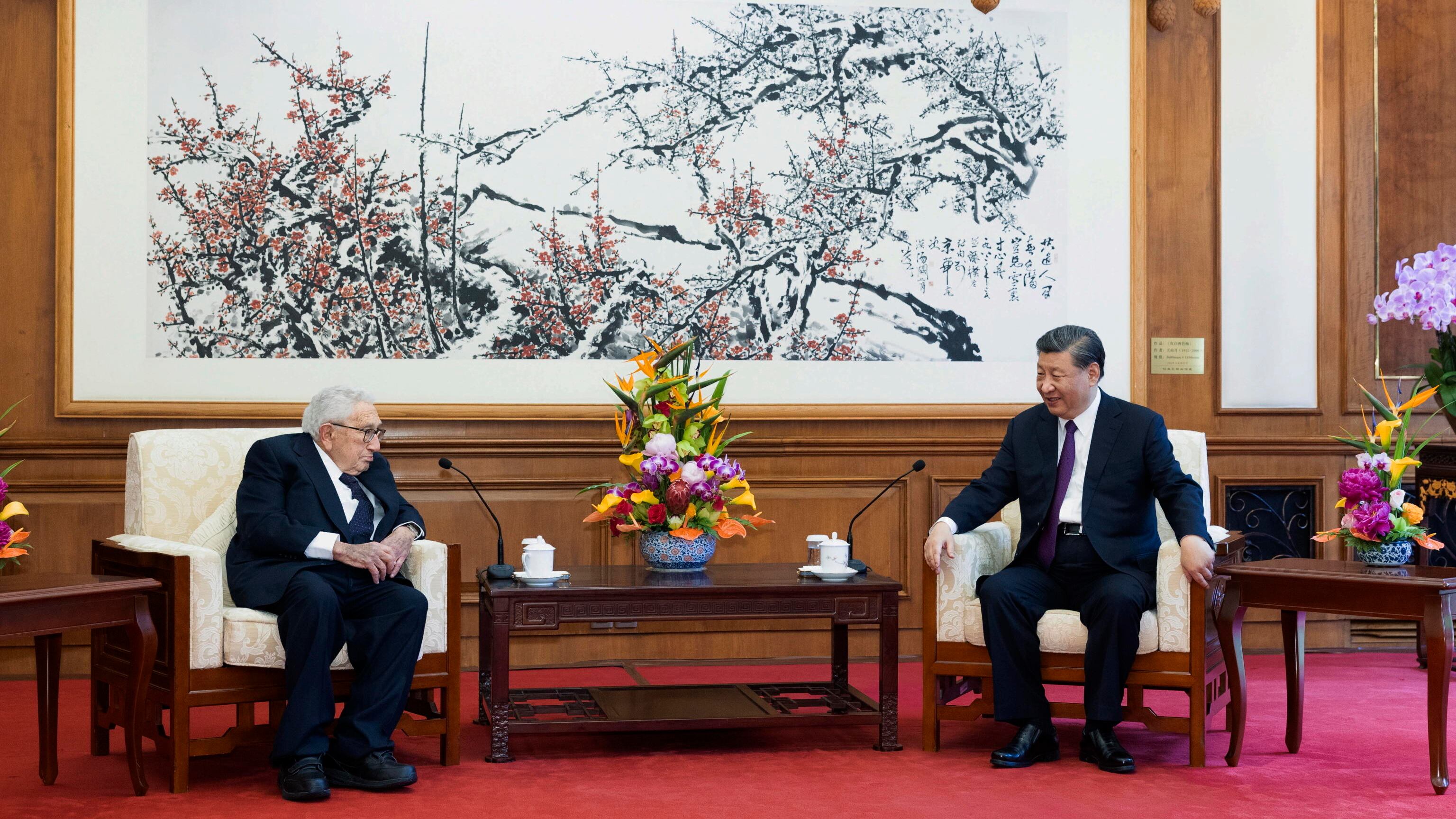 L'abbraccio di Xi al "vecchio amico" Kissinger: "A un bivio le relazioni tra Cina e Stati Uniti"