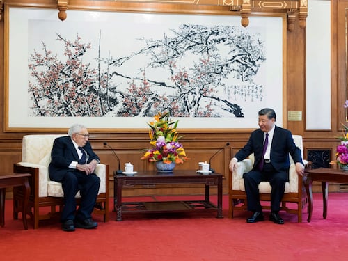 L'abbraccio di Xi al "vecchio amico" Kissinger: "A un bivio le relazioni tra Cina e Stati Uniti"