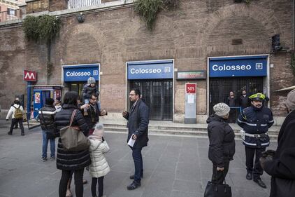 Terremoto, panico a Roma: chiusa metropolitana, evacuate scuole e uffici 5