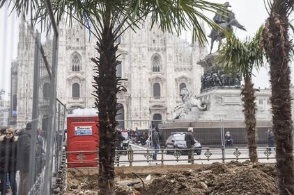 Piazza Duomo, incendiata una delle palme  10