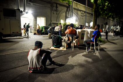 Migranti, l'hub di via Sammartini al collasso 18