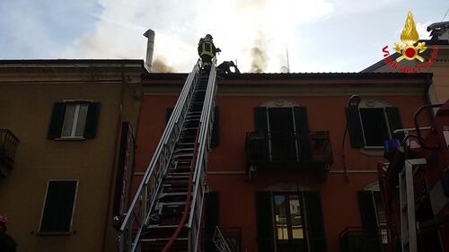 Varese, paura in uno stabile: in fumo il tetto 3