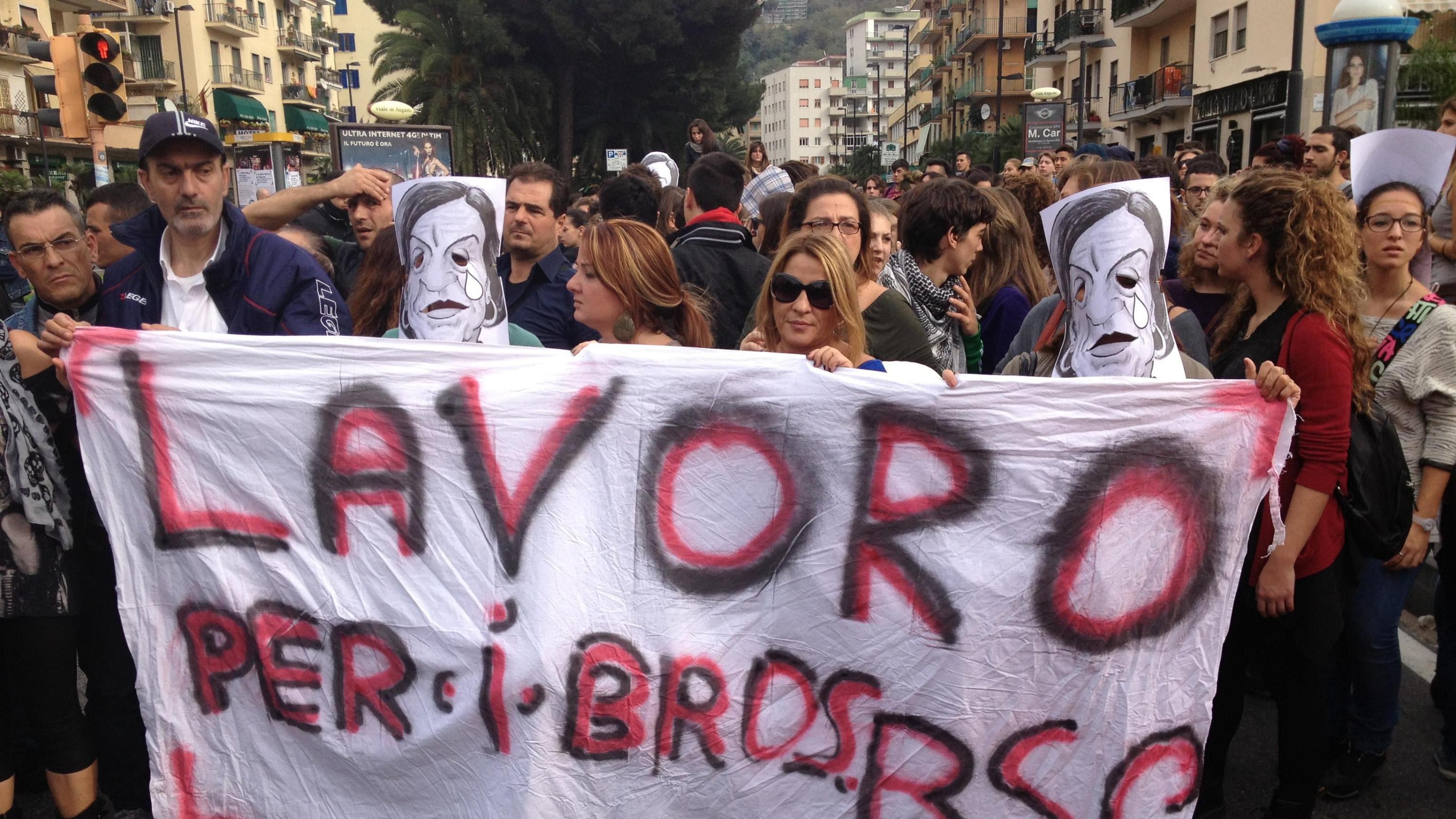 Fornero a Napoli, feriti in scontri tra polizia e manifestanti