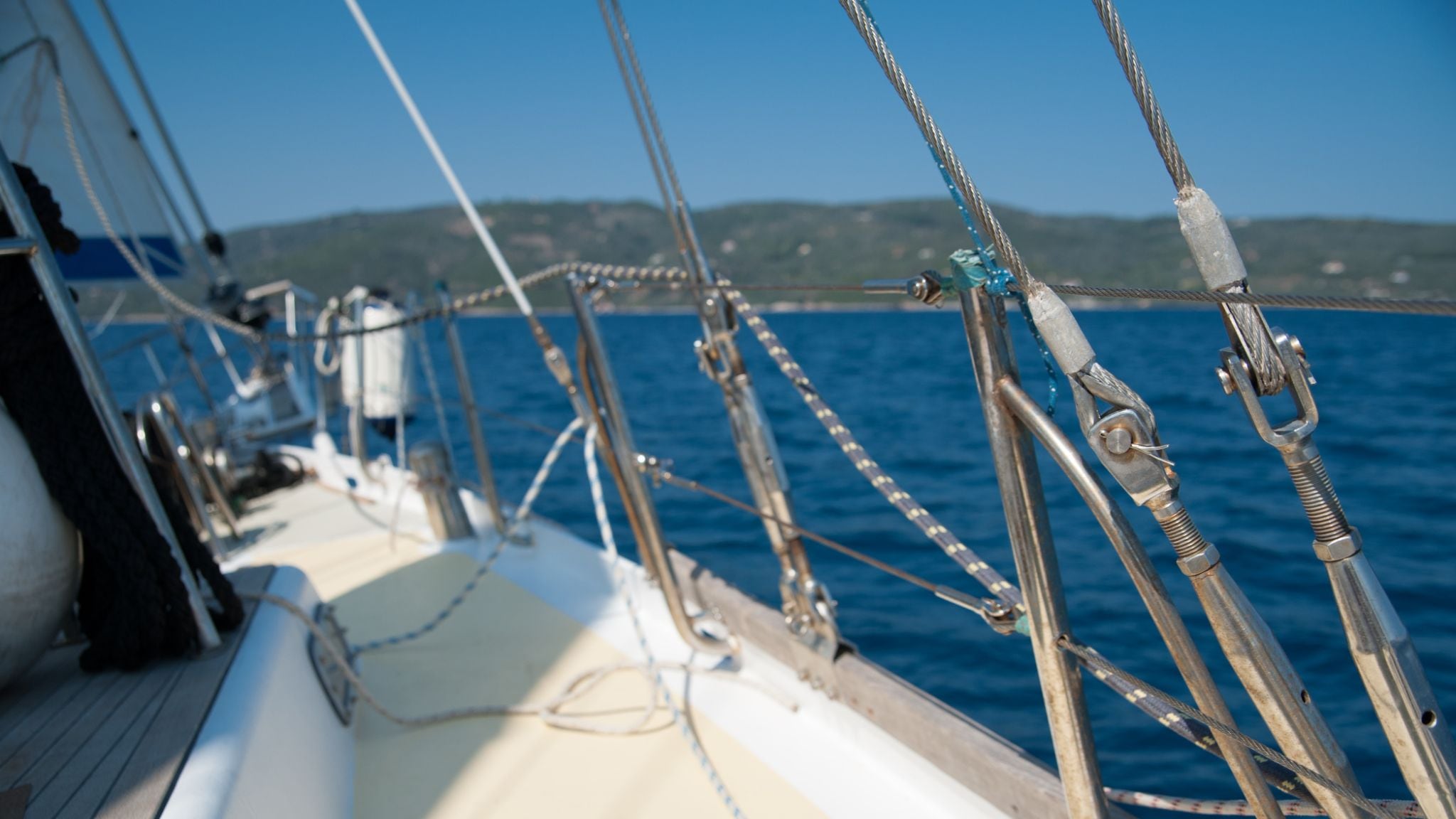 Tragedia in Grecia, turista italiana di 52 anni muore durante una gita in barca a vela: fatale un violento colpo alla testa
