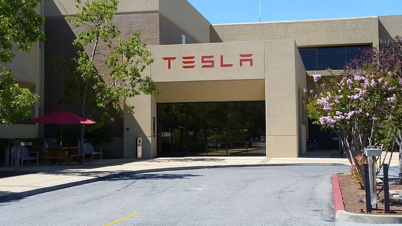 A Mr. Tesla non basta più l'automobile, vuole il treno