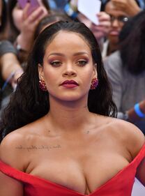 Rihanna, sexy scollatura sul red carpet 14