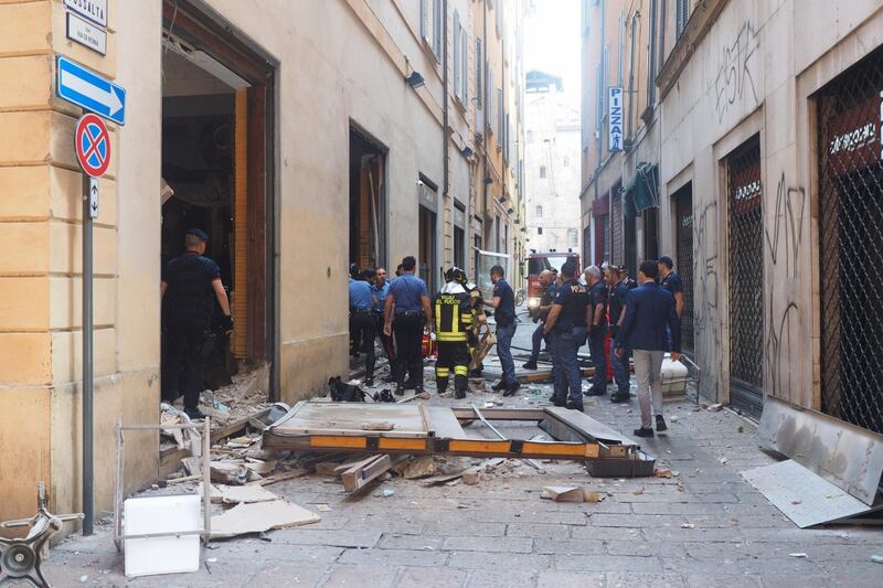Bologna, esplosione in centro: sventrato un ristorante giapponese 14