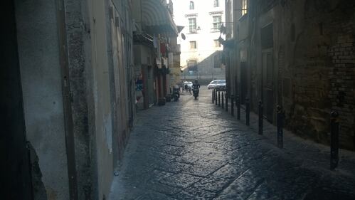 L'accesso a via Oronzio Costa da piazza Enrico De Nicola