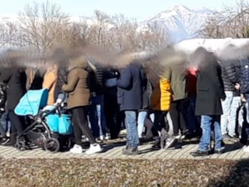 C'è la ressa al funerale sinti ma il corteo non viene fermato