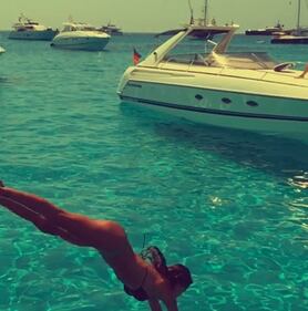 Belen Rodriguez: vacanza da single e il costume è hot 9