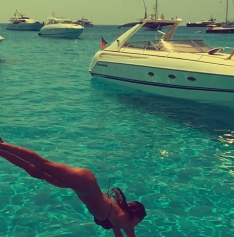 Belen Rodriguez: vacanza da single e il costume è hot 9