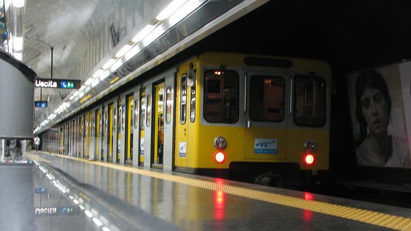 Col coltello sulla metro, feriti nella ressa a Napoli