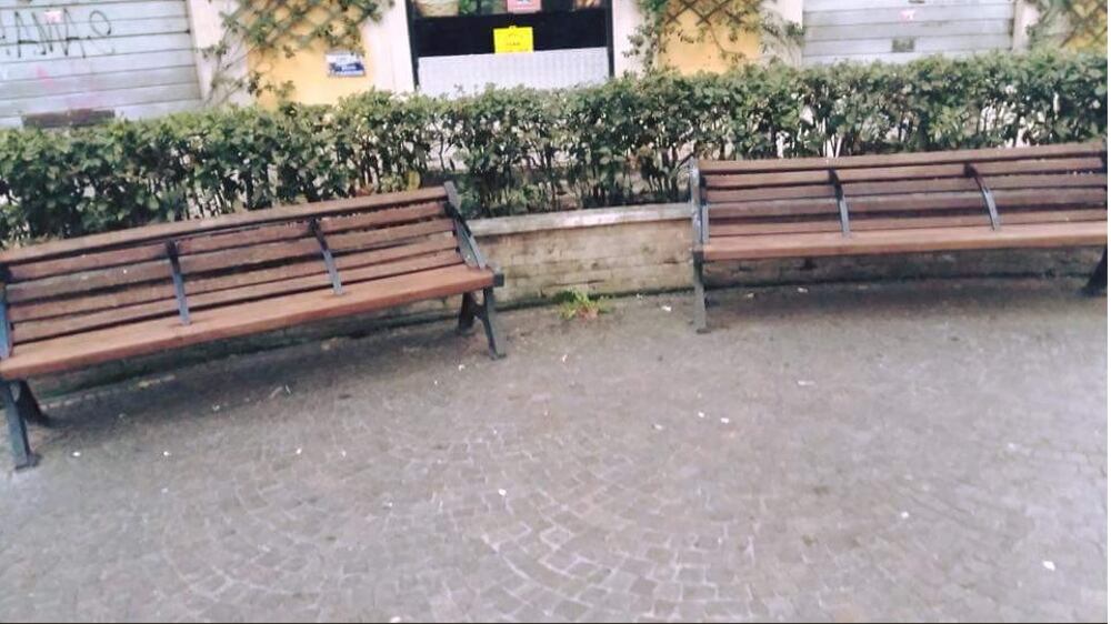 Roma, blitz contro le panchine anti-bivacco, residenti cercano di opporsi
