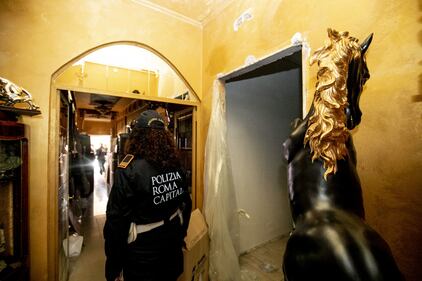 Lo sfarzo kitsch nei villini abusivi dei Casamonica 6