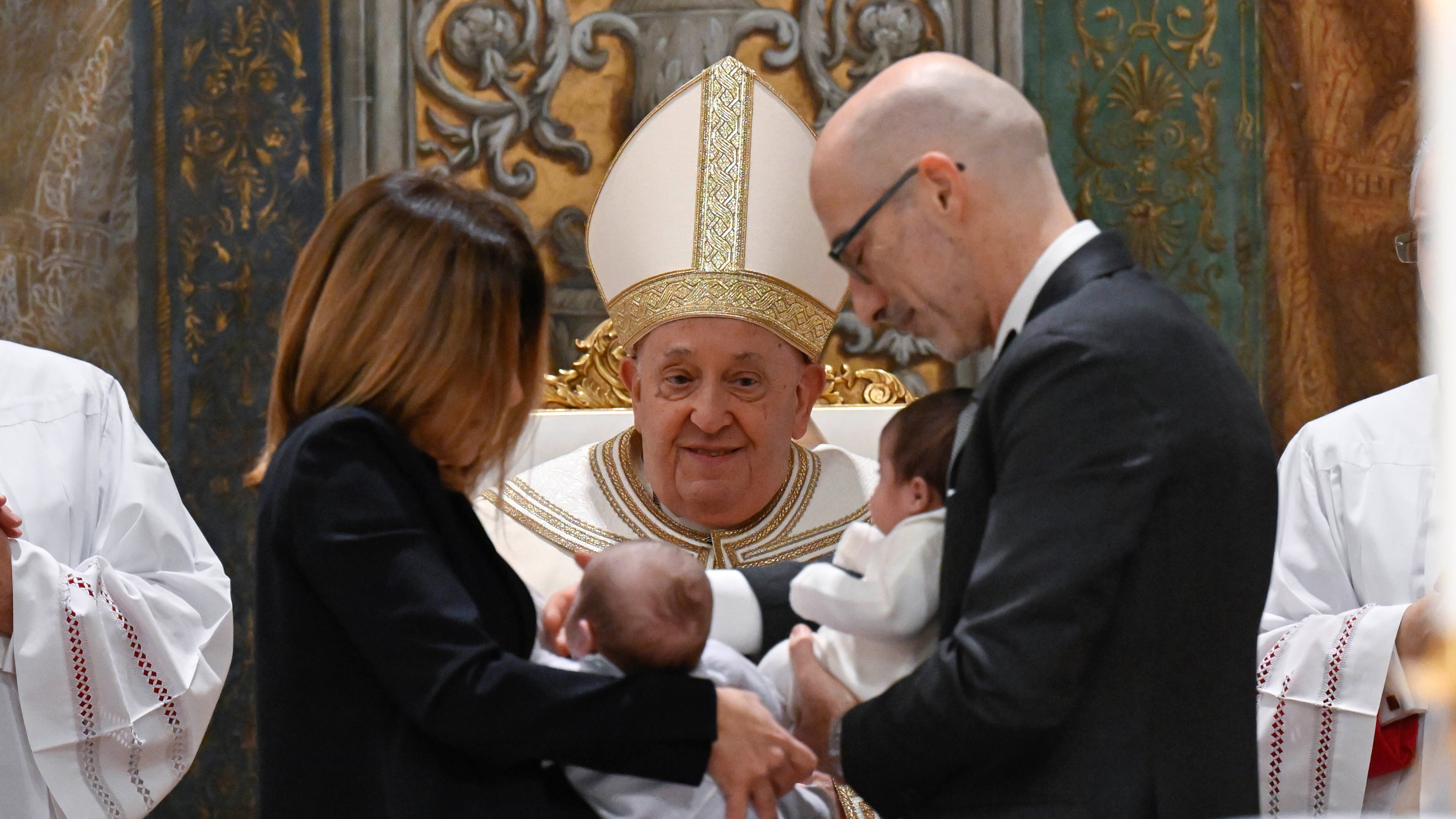 "Utero in affitto da proibire a livello universale": il Papa promuove la linea del governo