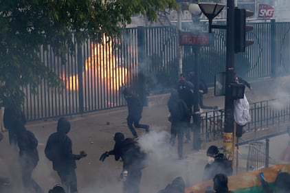 Parigi, scontri tra anarchici e polizia: auto distrutte, vetrine infrante 10