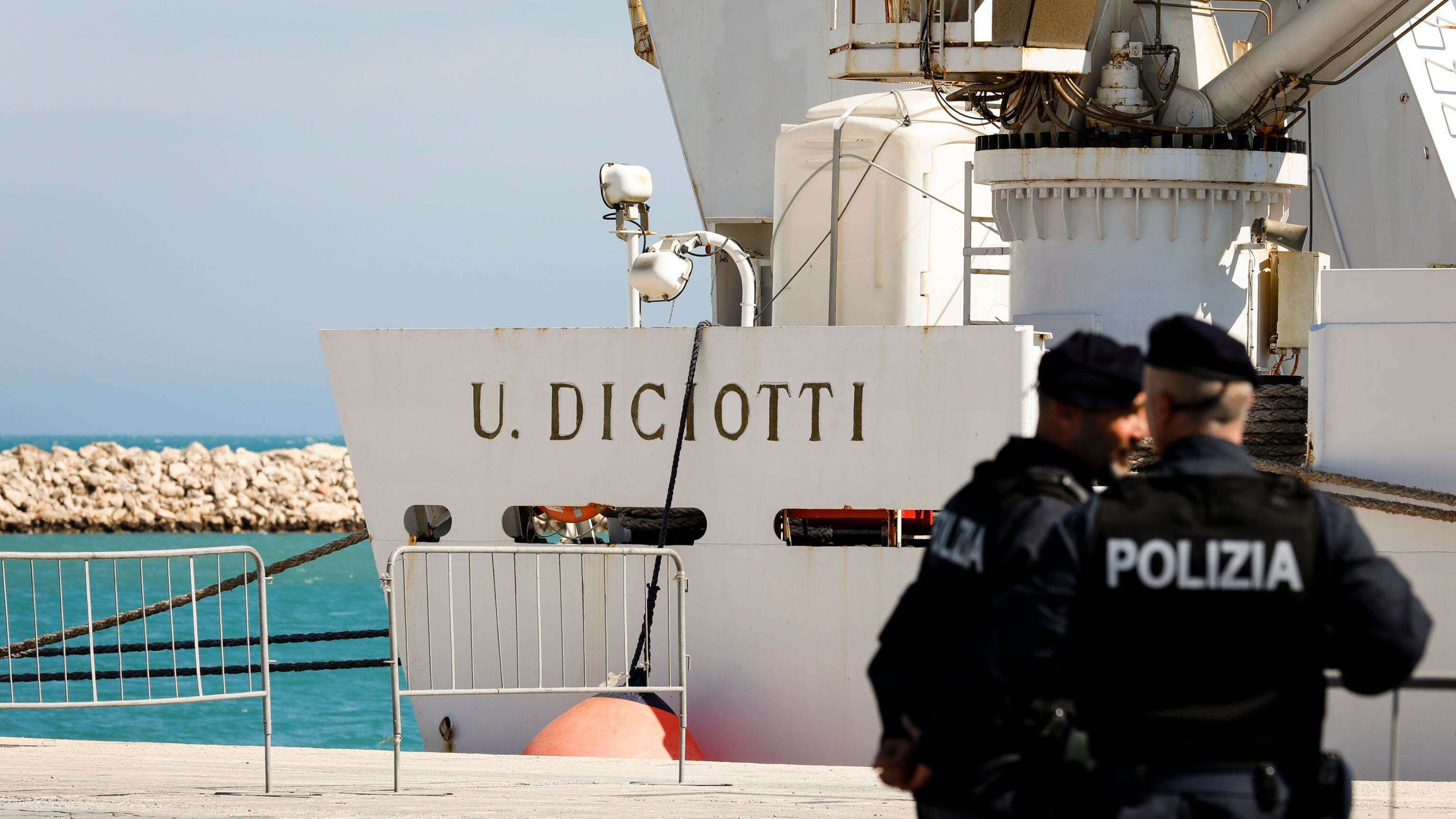 Cassazione choc: "Risarcite i migranti della Diciotti"