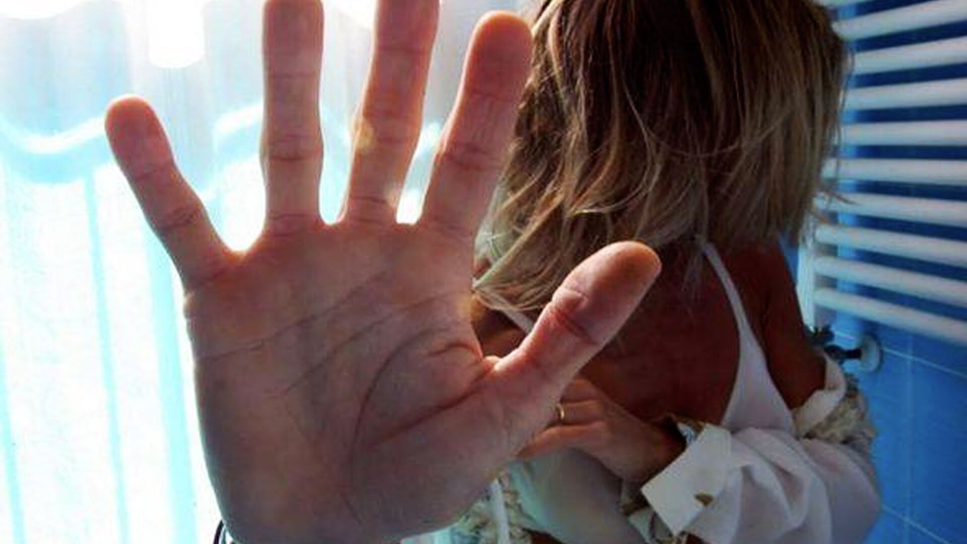 Marocchino si denuda e prova a violentare una turista: arrestato