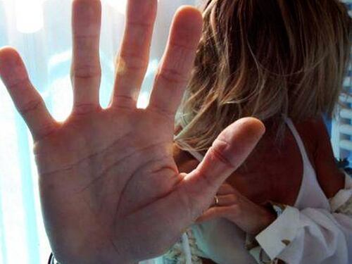 Immigrato molesta ragazza. Sindaco: "I genitori dovevano tacere"
