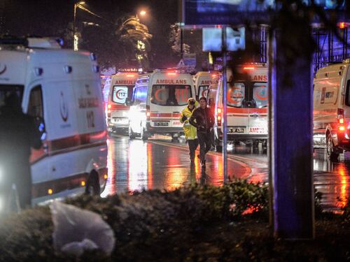 Istanbul, attacco armato in un night club