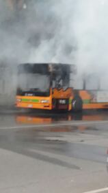 Milano, un bus in fiamme in via Rombon 9