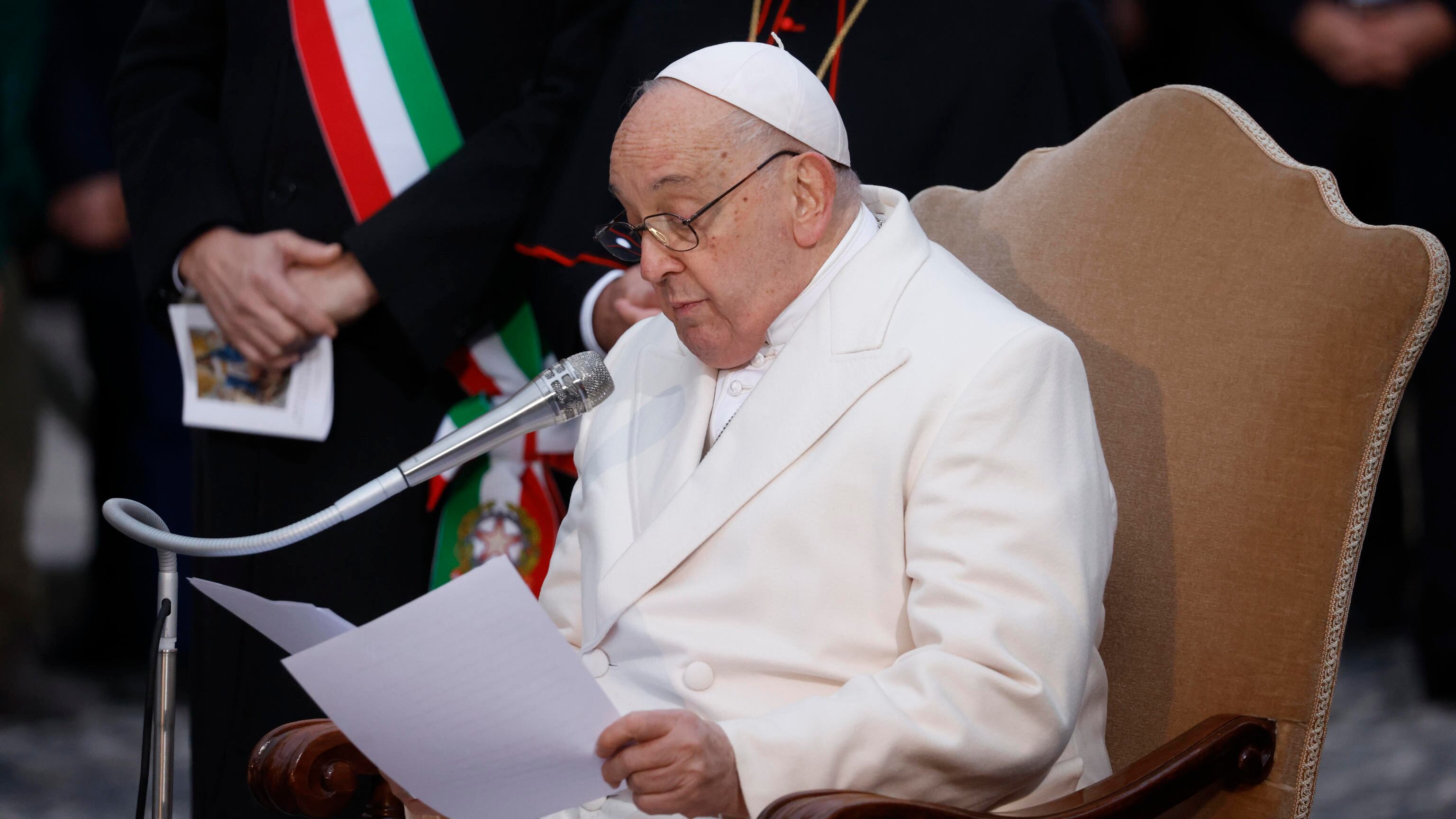 "Italiani, abbracciate i migranti". Bergoglio predica l'accoglienza