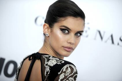 Trasparenze, spacco e strascico: il look di Sara Sampaio 1