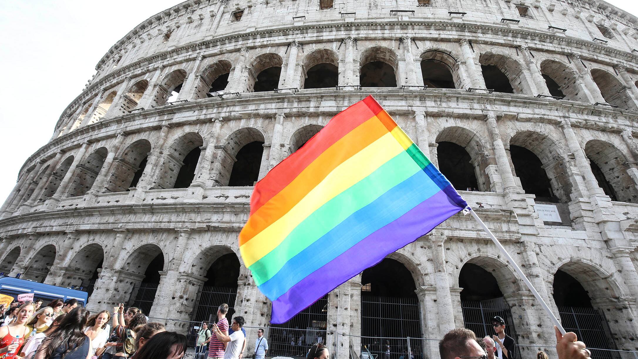 Adottato da due papà all'estero. Cassazione: ok a trascrizione in Italia